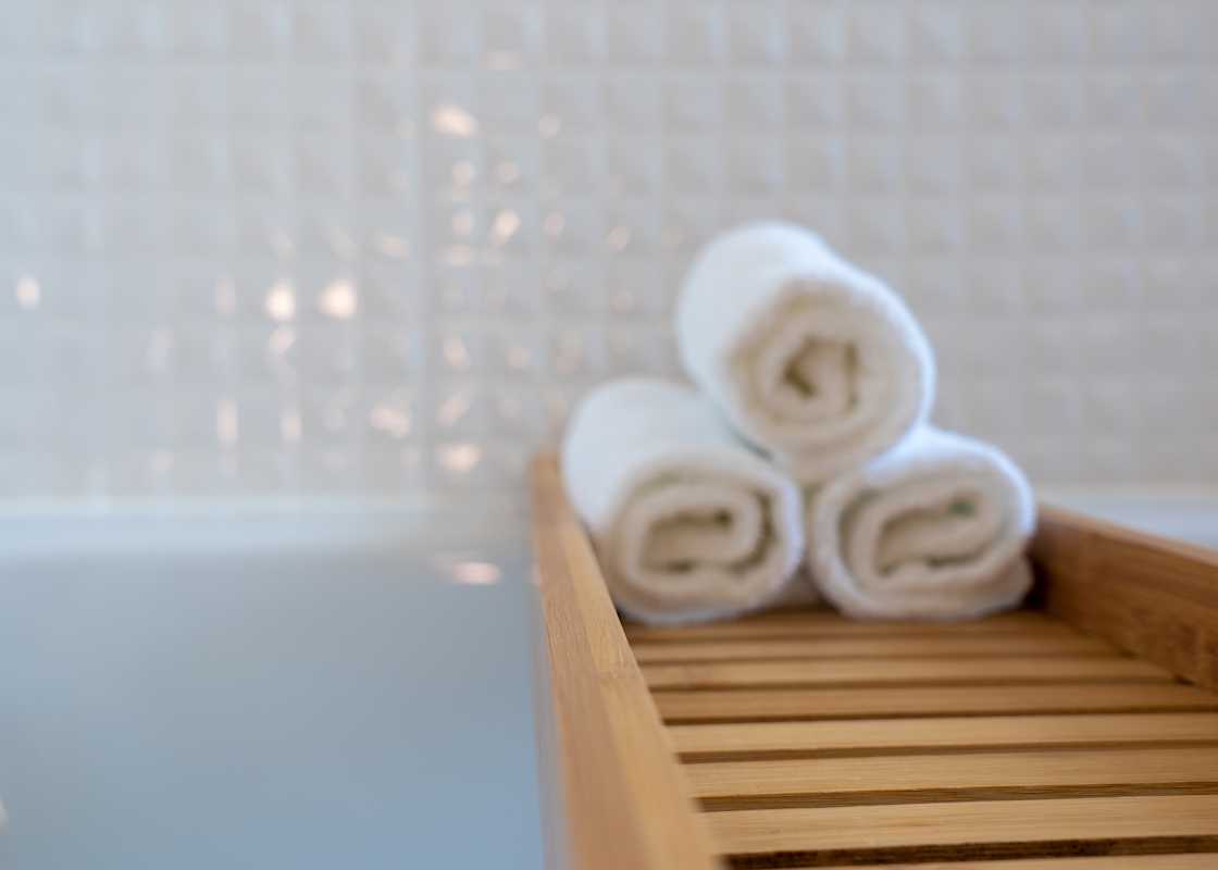 Bathtub-with-towels