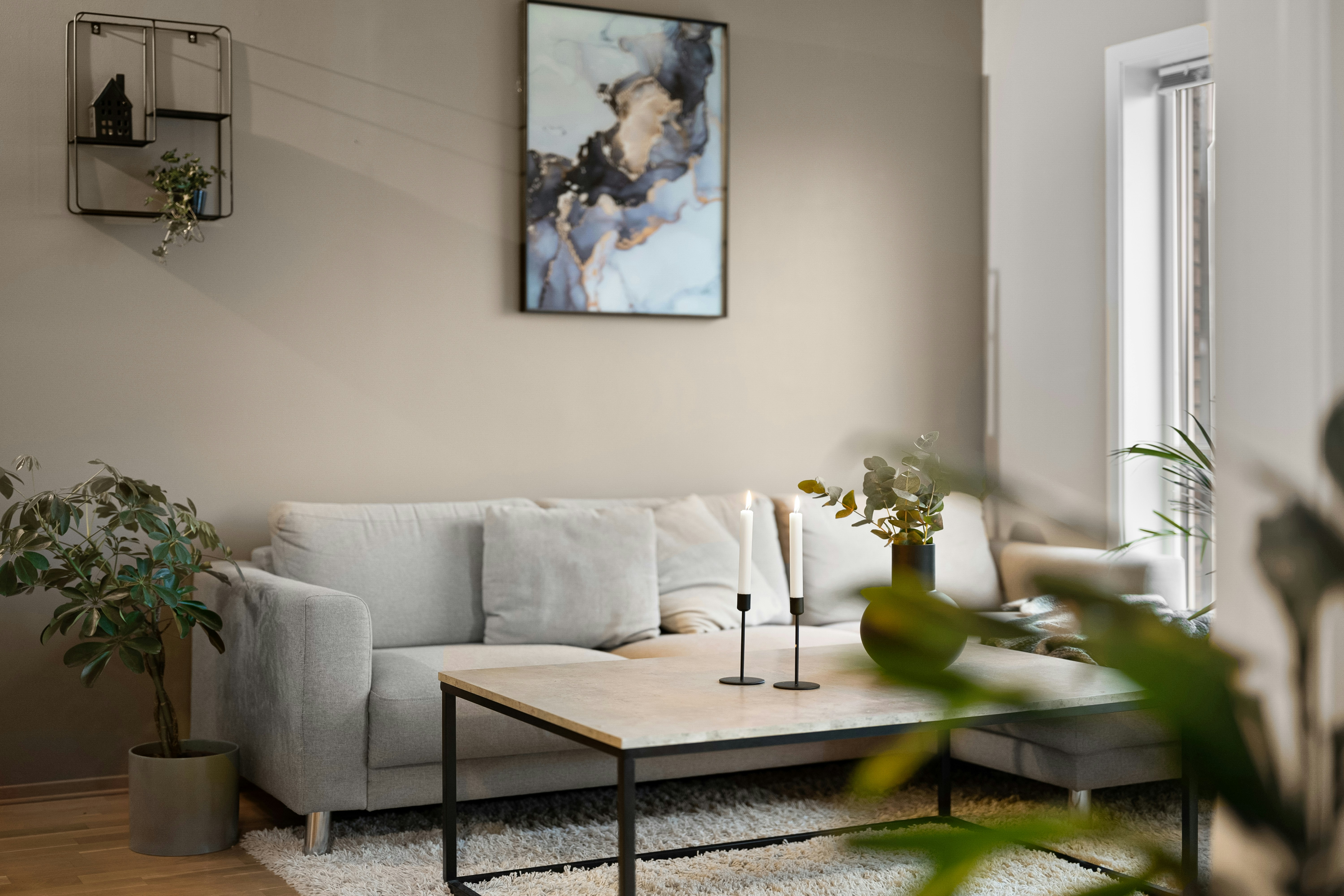 modernt-vardagsrum-med-soffa-och-stora-fönster