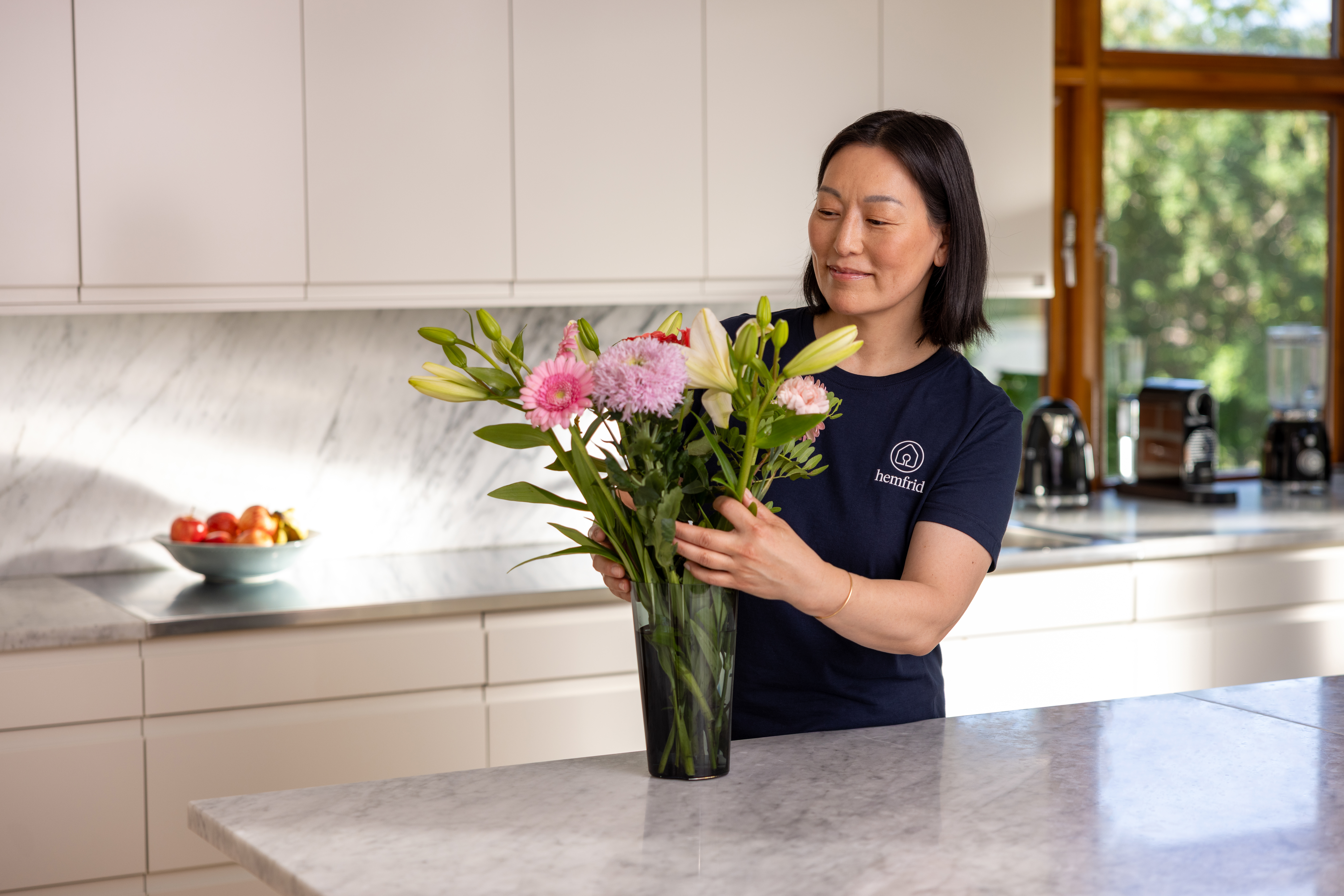 premium-home-cleaning-hemfrid-prepares-flower-arrangement