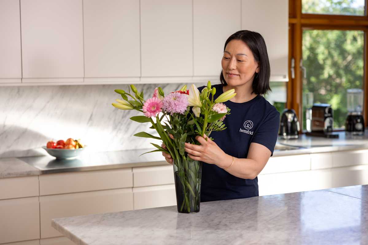 premium-home-cleaning-hemfrid-prepares-flower-arrangement