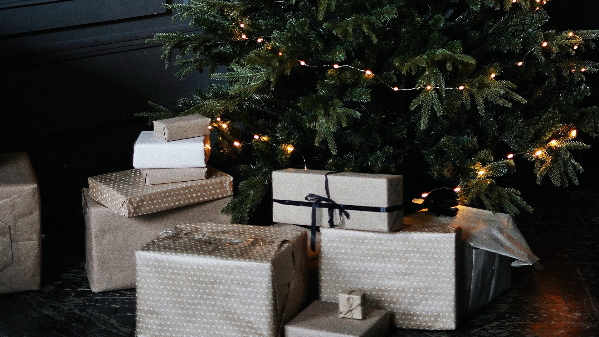  Christmas-tree-with-presents