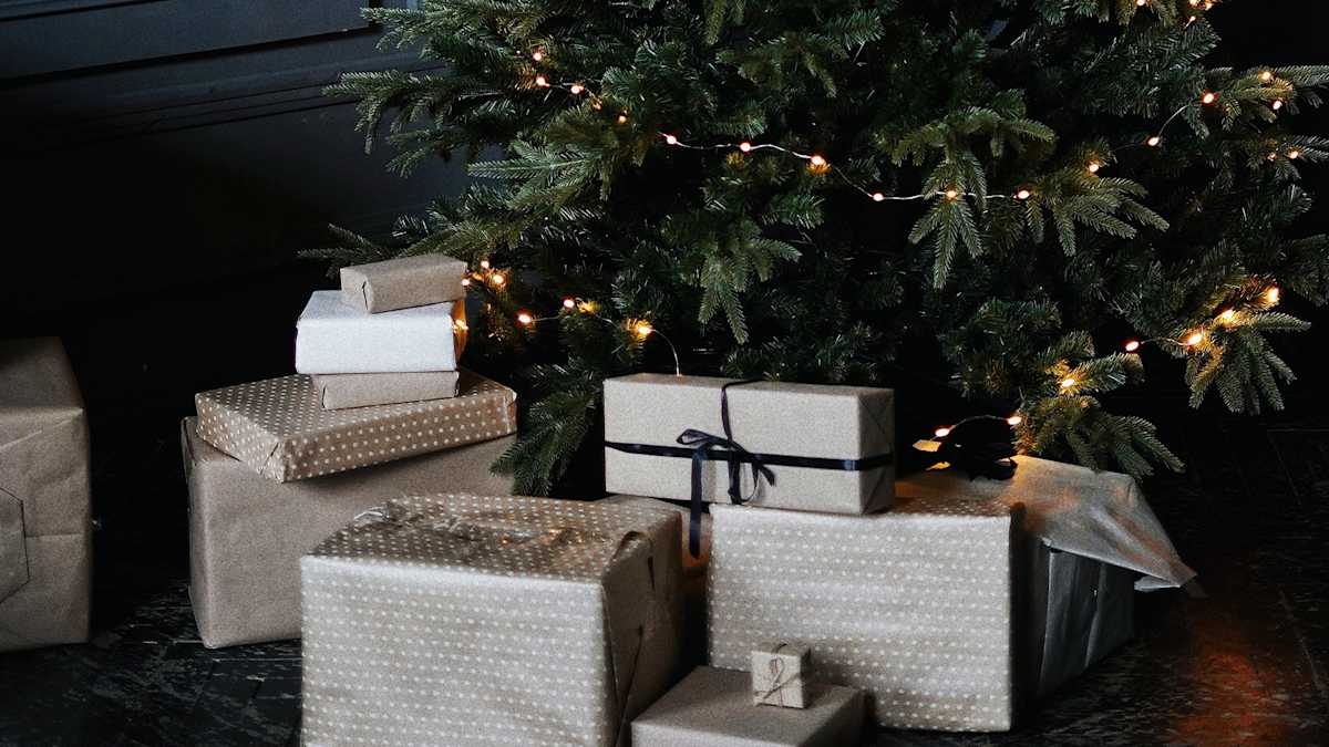 Christmas-tree-with-presents