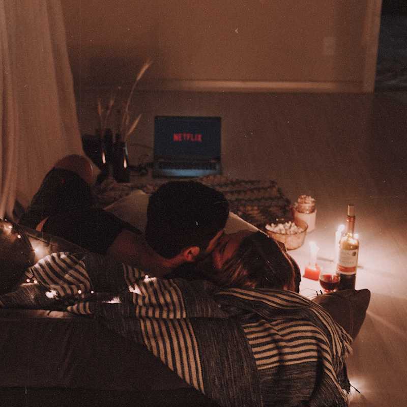 Netflix-couple-cozy-time