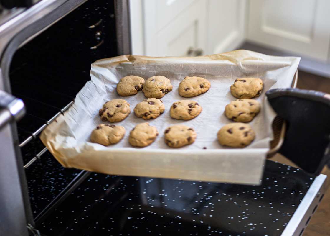 Tray-with-cookies-in-oven