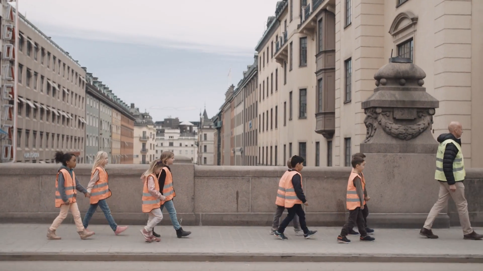 Barn-som-går-över-bro