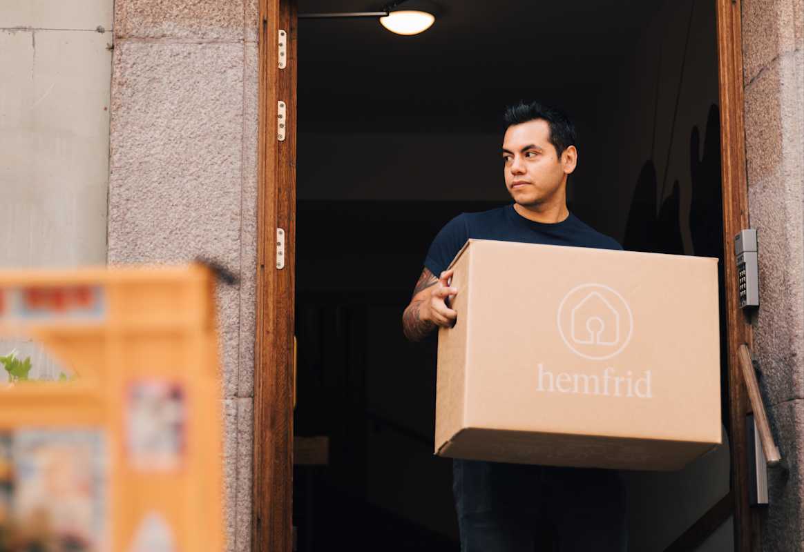 Alexander-Zubieta-carrying-moving-boxes