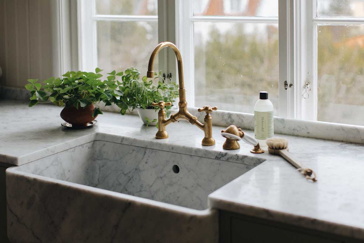 Sink-with-cleaning-products