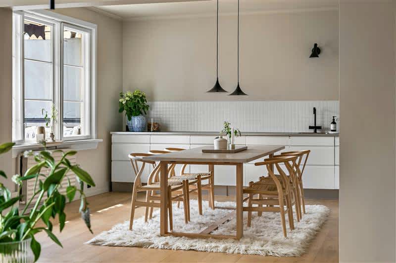 skandinaviskt-matrum-med-träbord-och-naturfärger