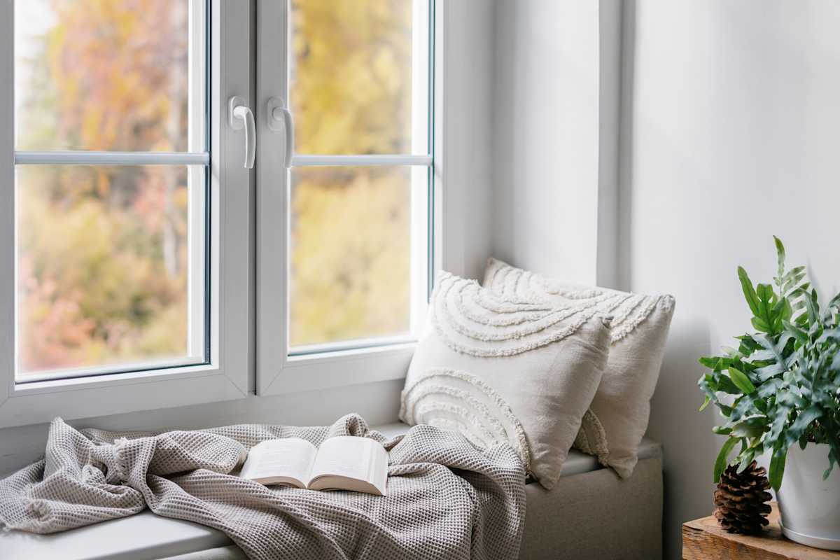 Calm-and-inviting-window-nook-with-autumn-feel