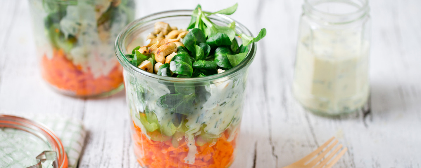 Schichtsalat aus Gemüse und gesunden Lebensmitteln