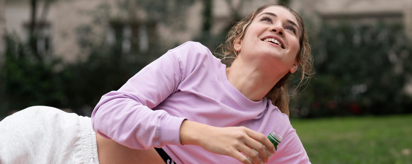 Frau macht Yoga in einem rosa T-Shirt