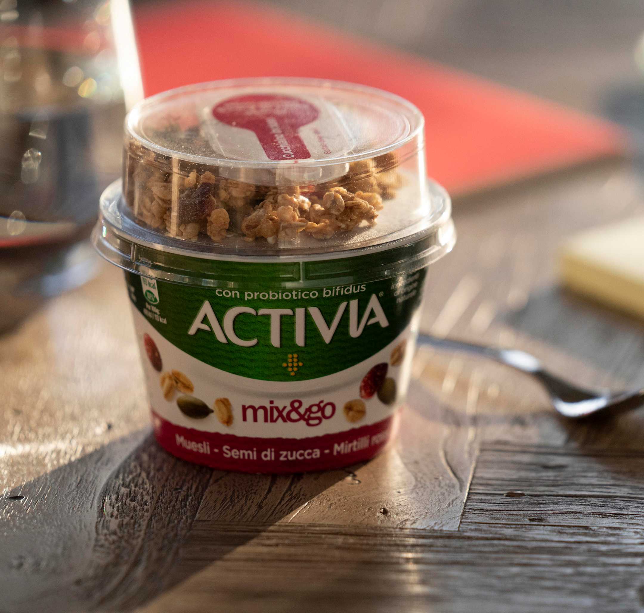 Yogurt muesli con nocciola e mirtillo Activia Mix e Go 0 grassi