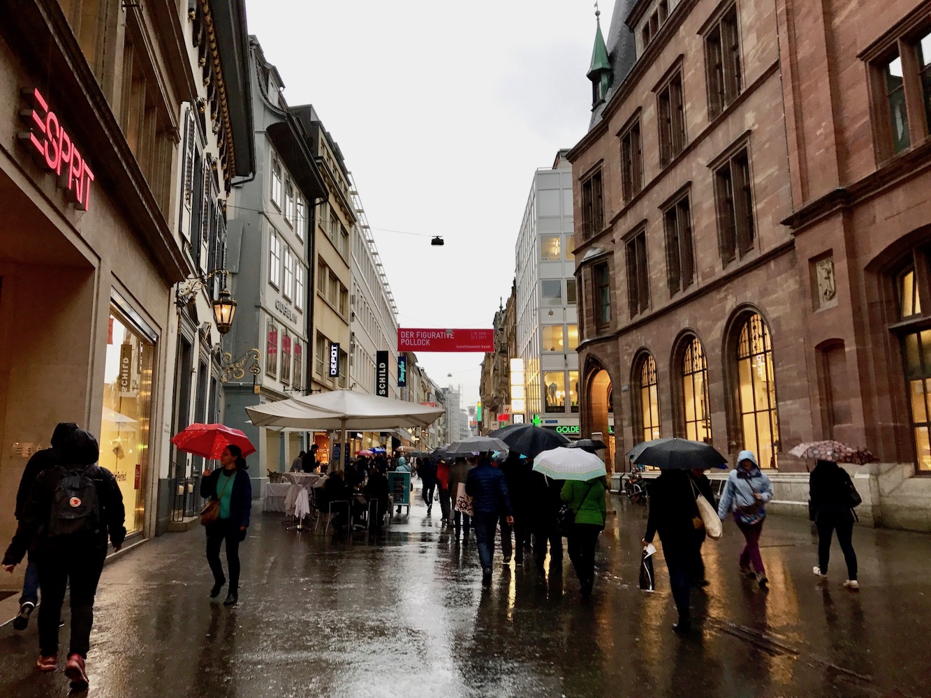 Kauppakatu ja kuvan etuvasemmalla äiti ja isä | iPhone 7