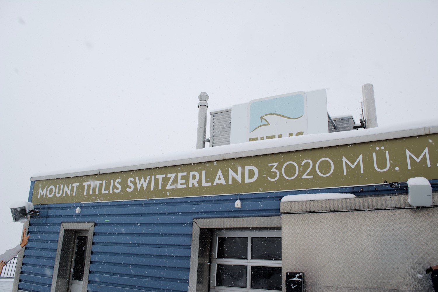 Titlis vuoren huipulta rakennus ja korkeutta 3020 metriä | ISO 100 | 18mm | f 7,1 | 1/200sec
