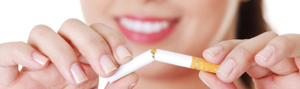 Une femme brisant en deux une cigarette