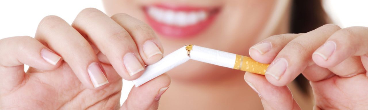 Une femme brisant en deux une cigarette