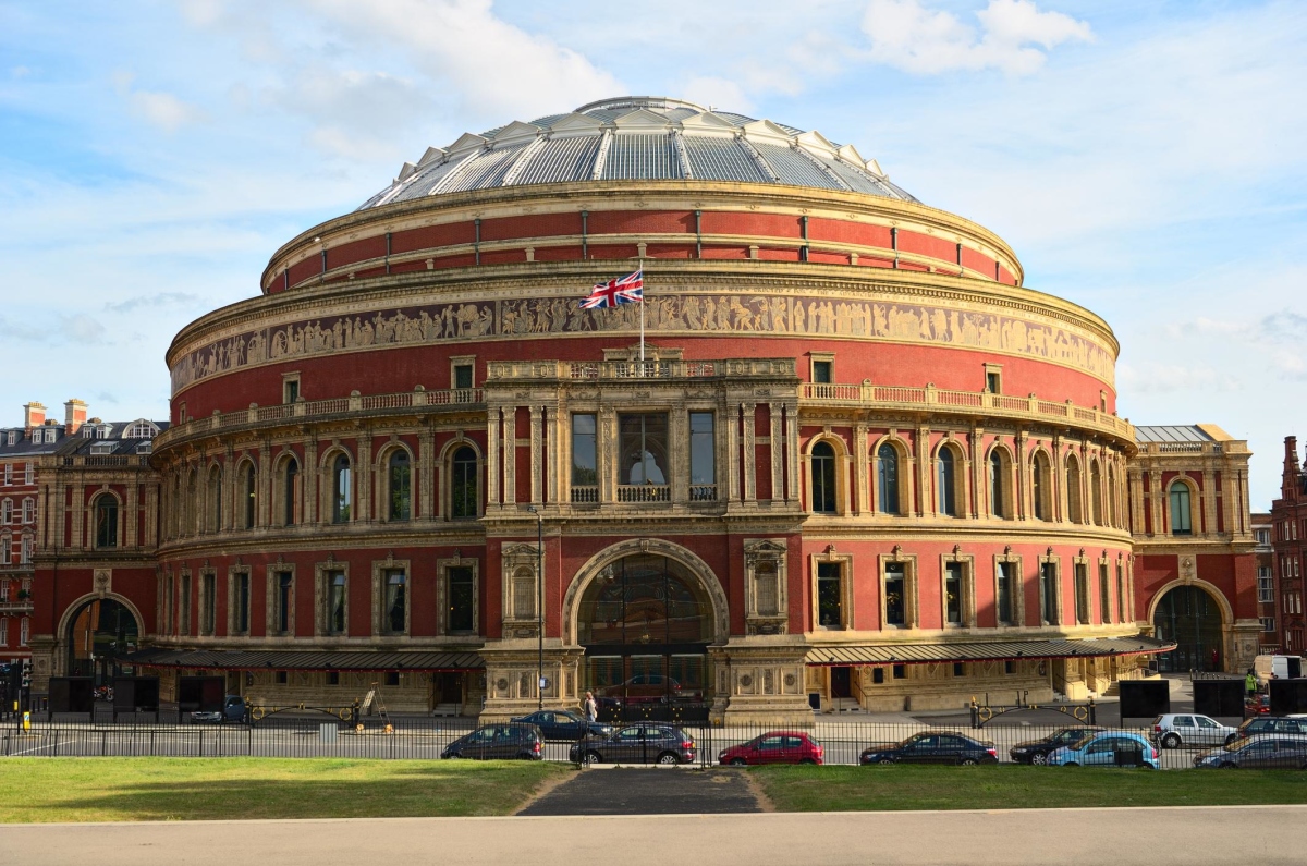 Royal Albert Hall features a massive pipe organ