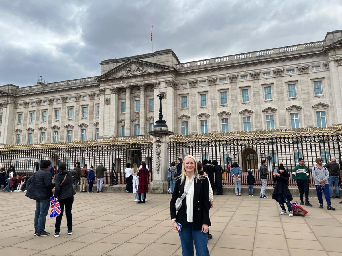 Claudia in front of Buckingham Palace