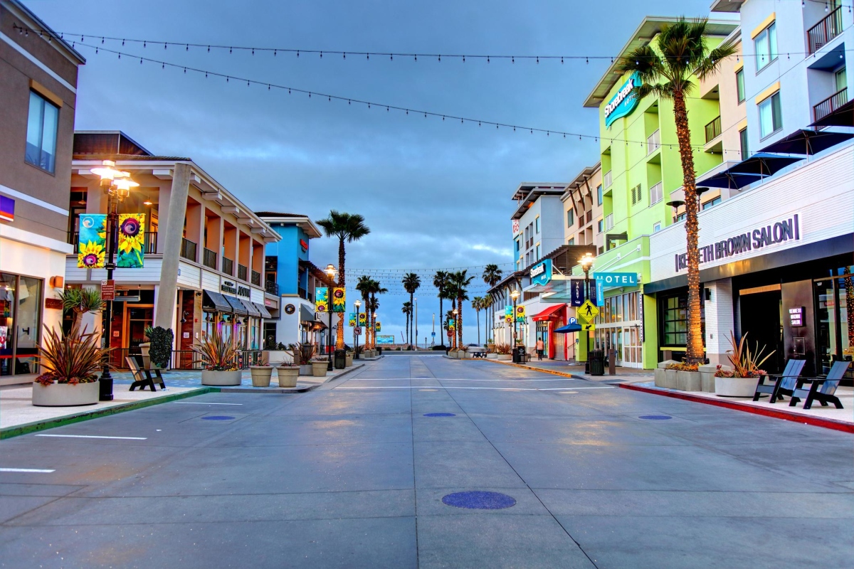 Downtown-Huntington-Beach-is-perfect-for-an-early-morning-jog-or-evening-walk.