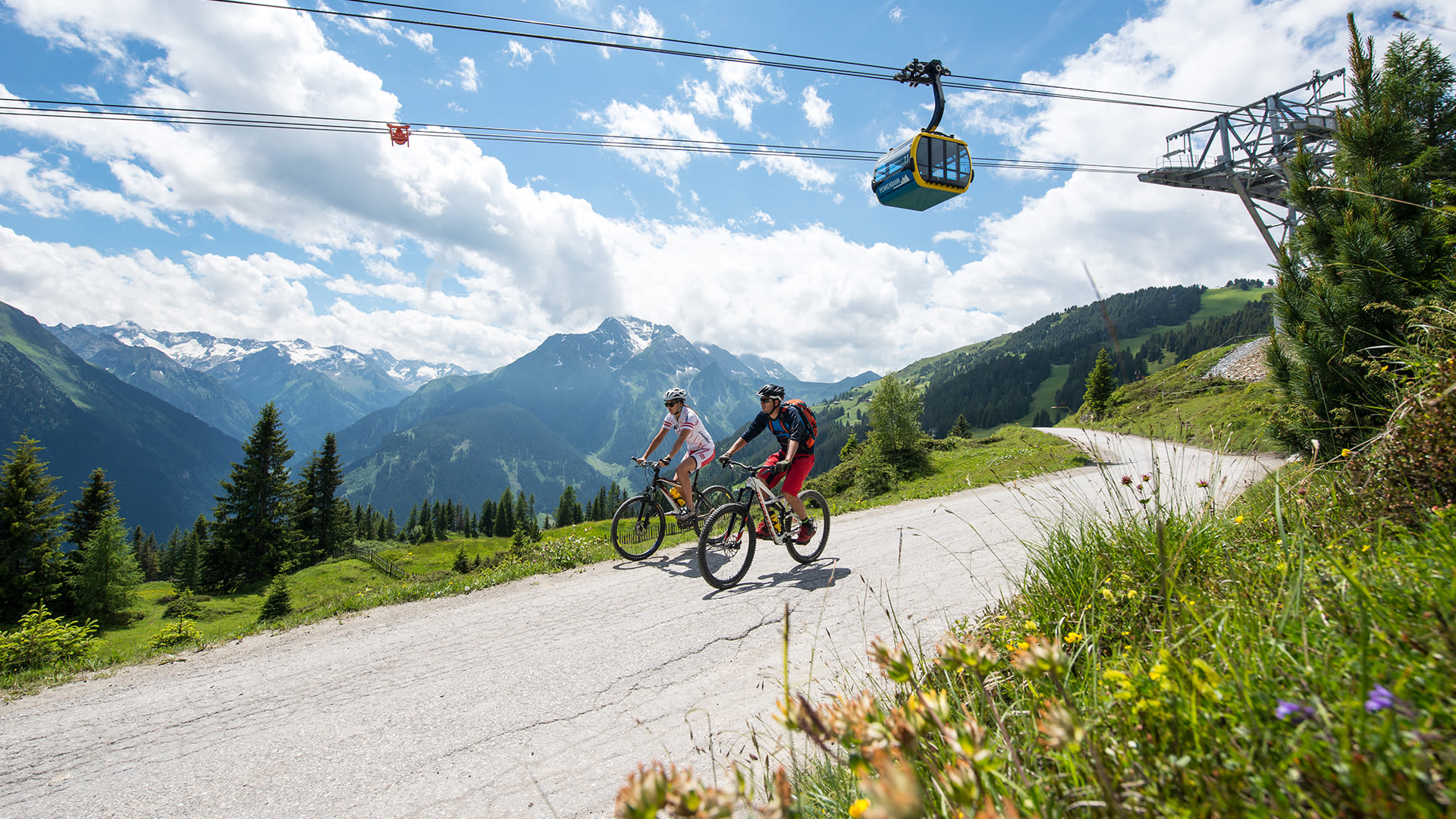In beiden Bahnen des Actionberges Penken kannst du dein Bike bequem mitnehmen. Oben angekommen locken Mountainbike-Routen in jedem Schwierigkeitsgrad.
