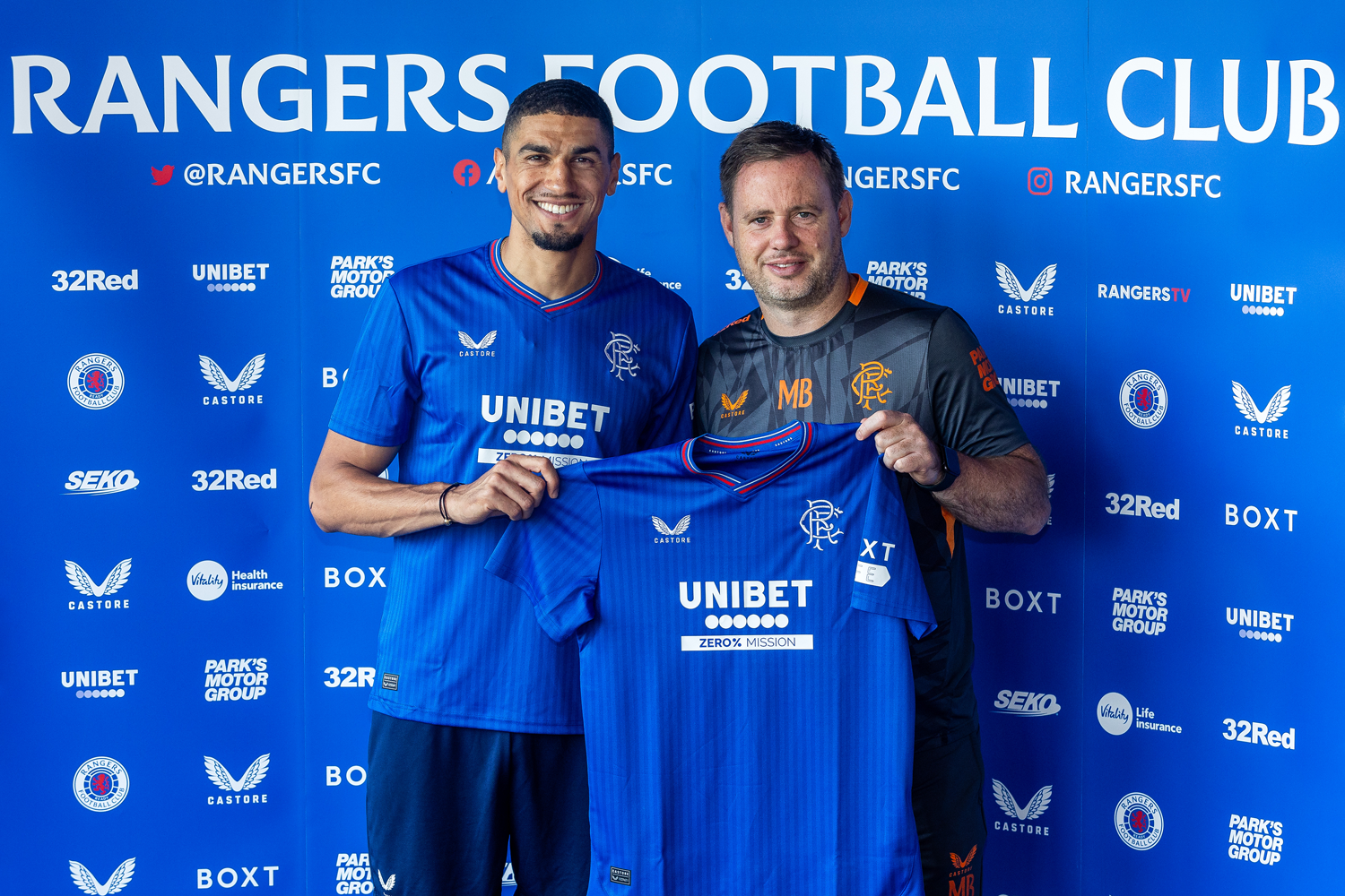 120723-Leon-Balogun-Signs-09-web