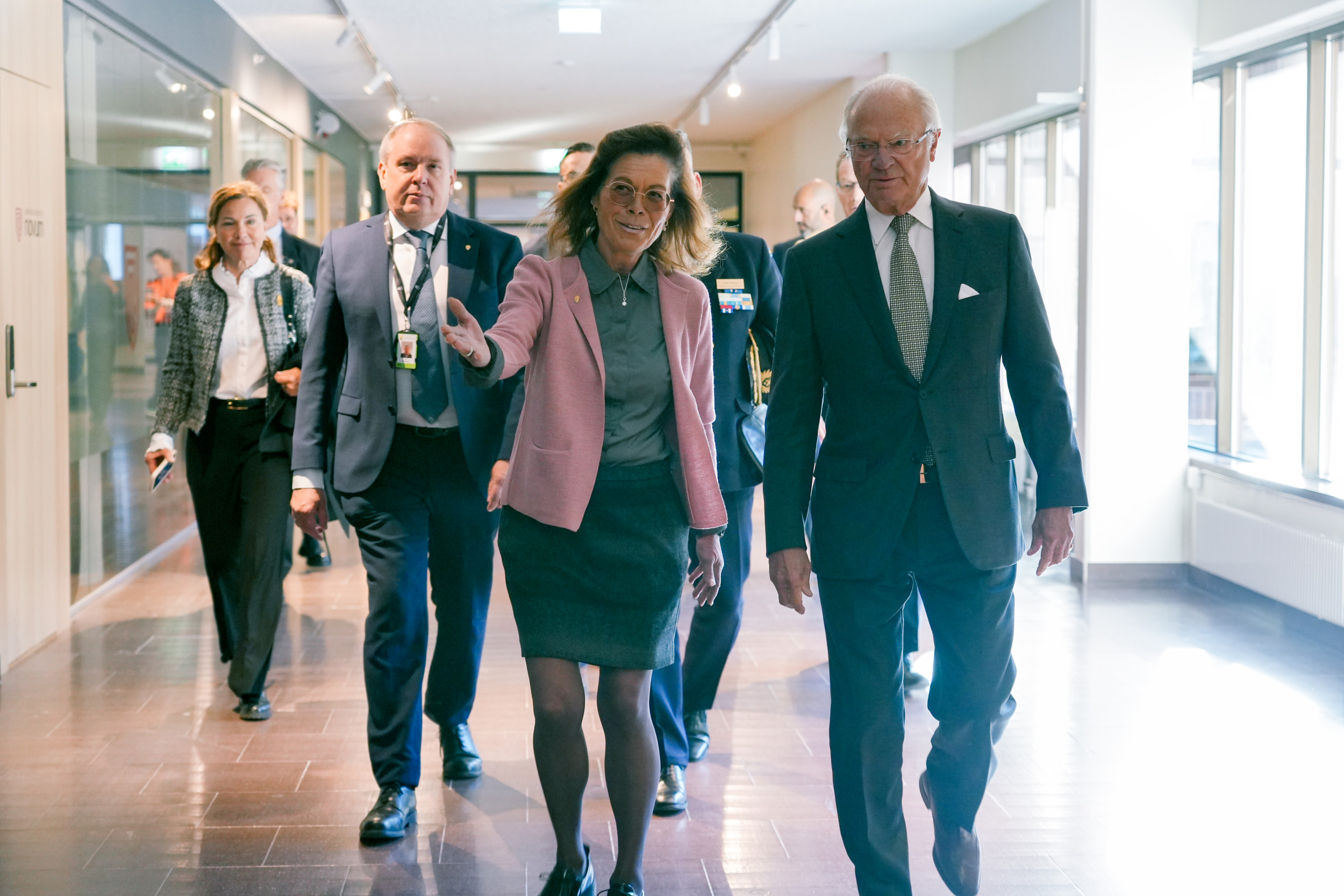 Fortifikationsverkets GD Maria Bredberg Pettersson och HM Konungen i myndighetens huvudkontor Foto: Sofi Alun/Fortifikationsverket