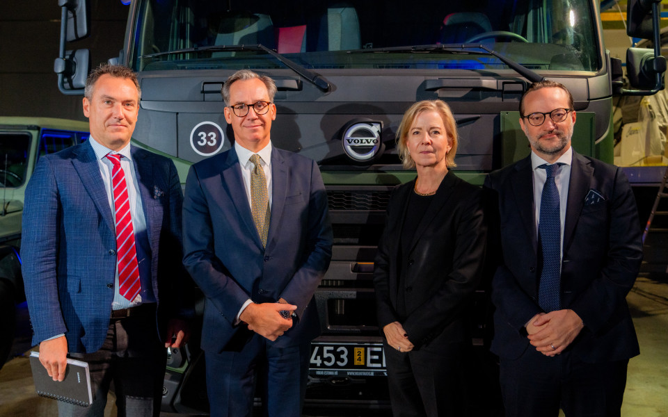 Andreas Svenungsson, vd Volvo Defense, Håkan Jevrell, statssekreterare, ambassadör Ingrid Tersman och Henrik Avasalu affärsutvecklingschef vid Volvo Defense. Foto: Volvo Defense