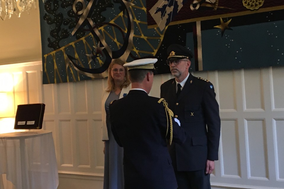 Direktör Lisa Gustafsson, försvarsattaché kommendör Jérôme Chevalier och överstelöjtnant Johannes Breitholtz Foto: Franska ambassaden