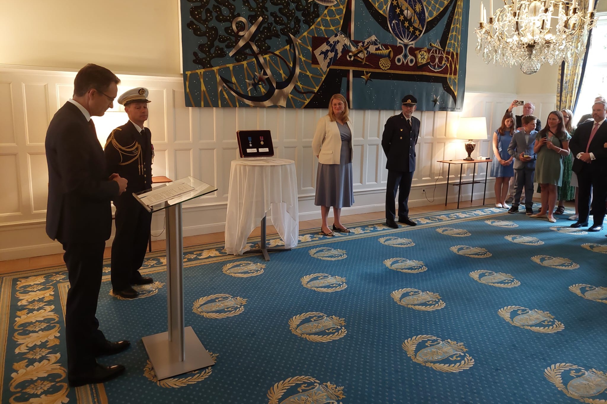 Ambassadör Etienne de Gonneville, försvarsattaché kommendör Jérôme Chevalier, direktör Lisa Gustafsson och överstelöjtnant Johannes Breitholtz Foto: Franska ambassaden