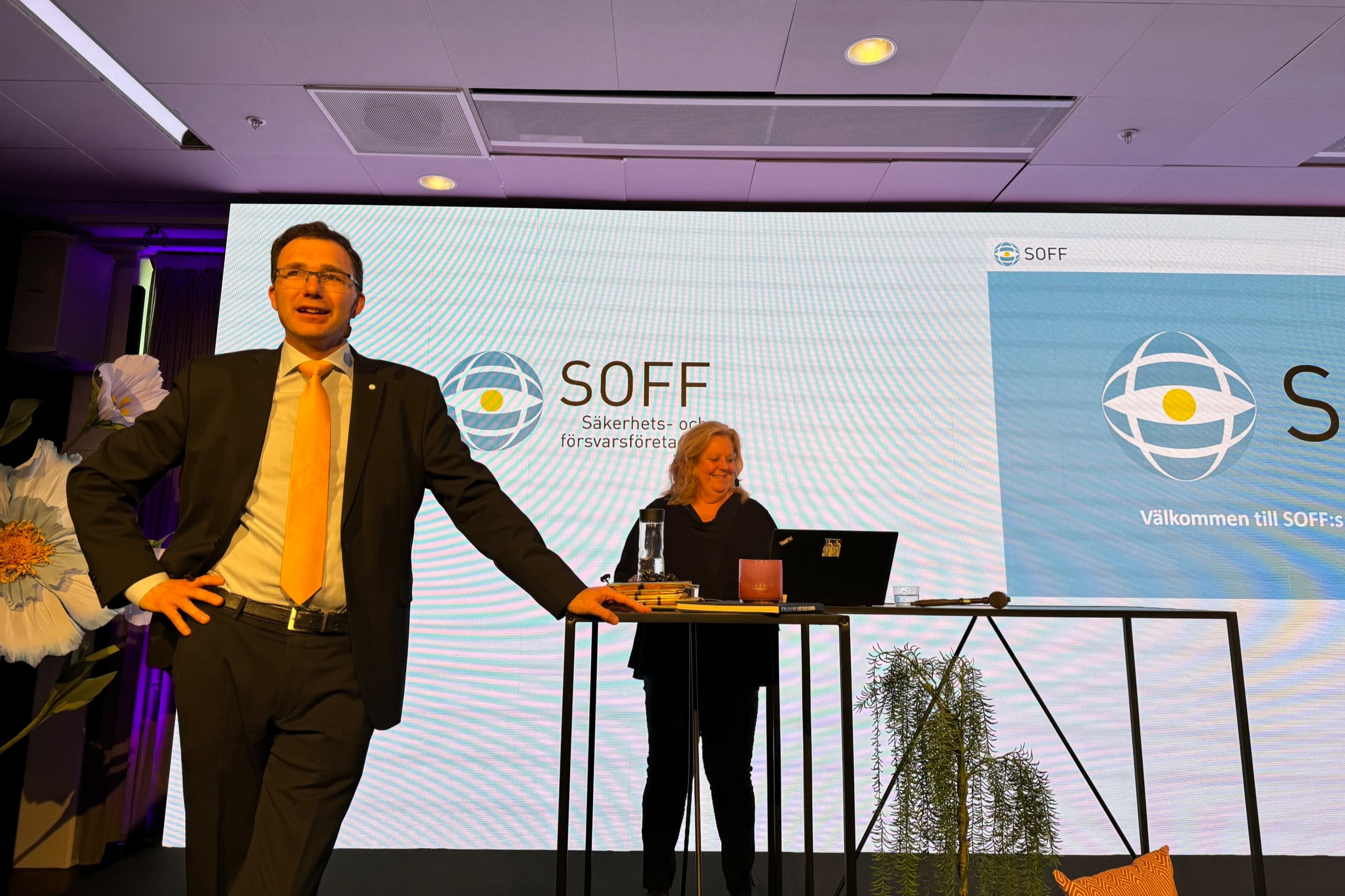 Robert Limmergård, generalsekreterare och Lena Gillström, omvald ordförande och vd BAE Systems Bofors Foto: SOFF