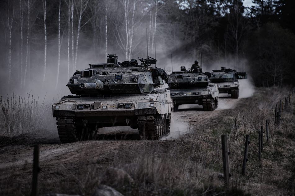 Stridsvagnar framrycker på övningsfältet i Skövde, under övning Sydfront 21. Foto: Joel Thungren / Försvarsmakten