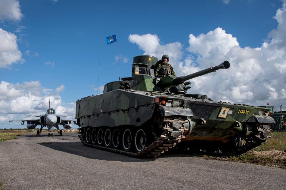 JAS 39 Gripen och Stridsfordon 90. Foto: Joel Thungren / Försvarsmakten