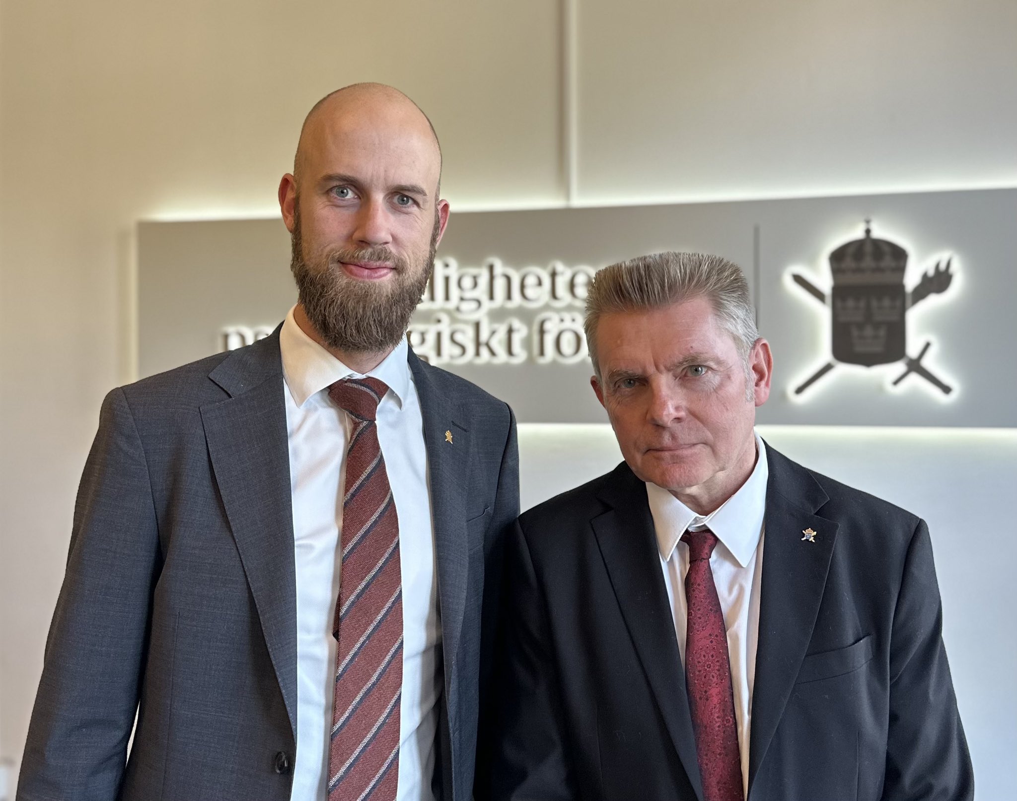 Ministern för civilt försvar, Carl-Oskar Bohlin och Magnus Hjort, ny generaldirektör vid Myndigheten för psykologiskt försvar  Foto: Cornelia Norman / Regeringskansliet