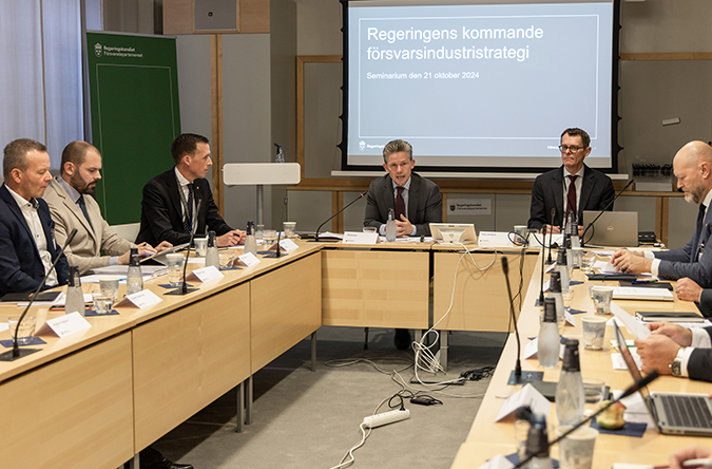 Mikael Frisell, Mikael Karlsson, Olof Oddbjörn, Pål Jonson (M), Peter Sandwall, och Jens Mattsson FOI Foto: Niklas Forsström/Regeringskansliet