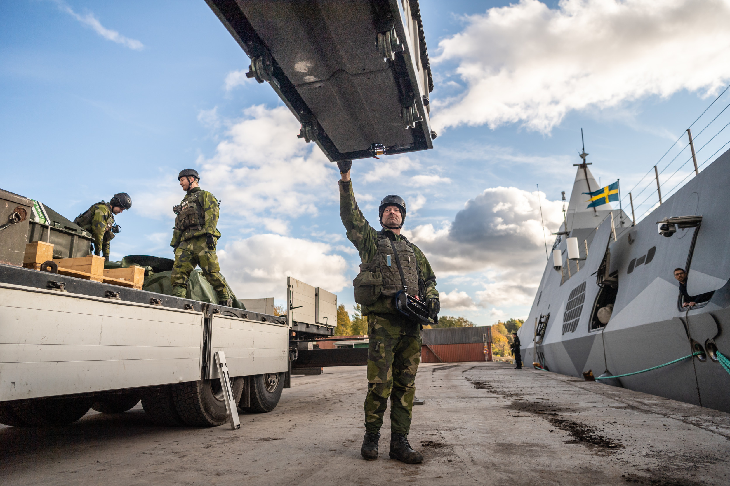 Sjömina F80 pålastas en korvett i Visby-klassen under en oanmäld beredskapskontroll Foto: Bezav Mahmod/Försvarsmakten