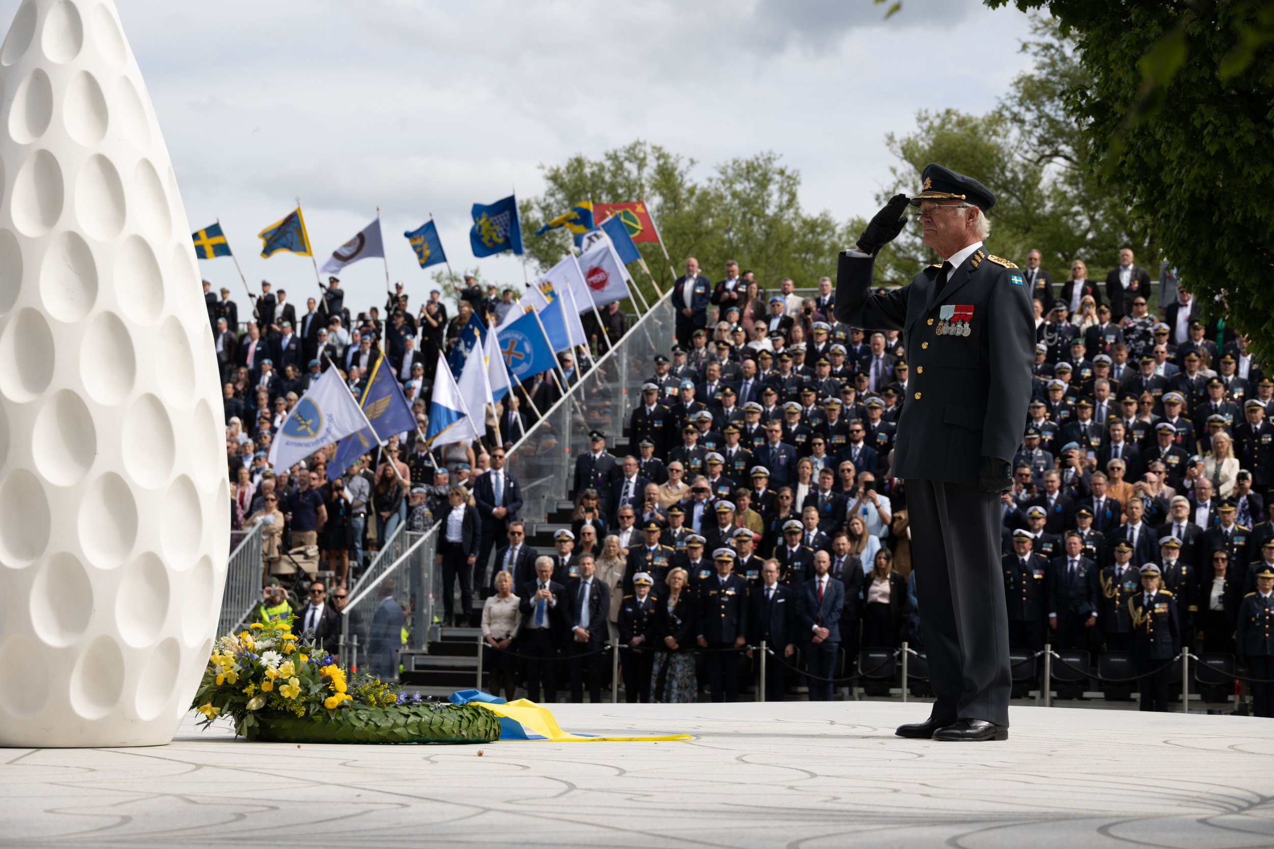 HM Konungen vid minnesmärket Restare på Gärdet i Stockholm på Veterandagen 2023 Foto: Niklas Englund/Försvarsmakten