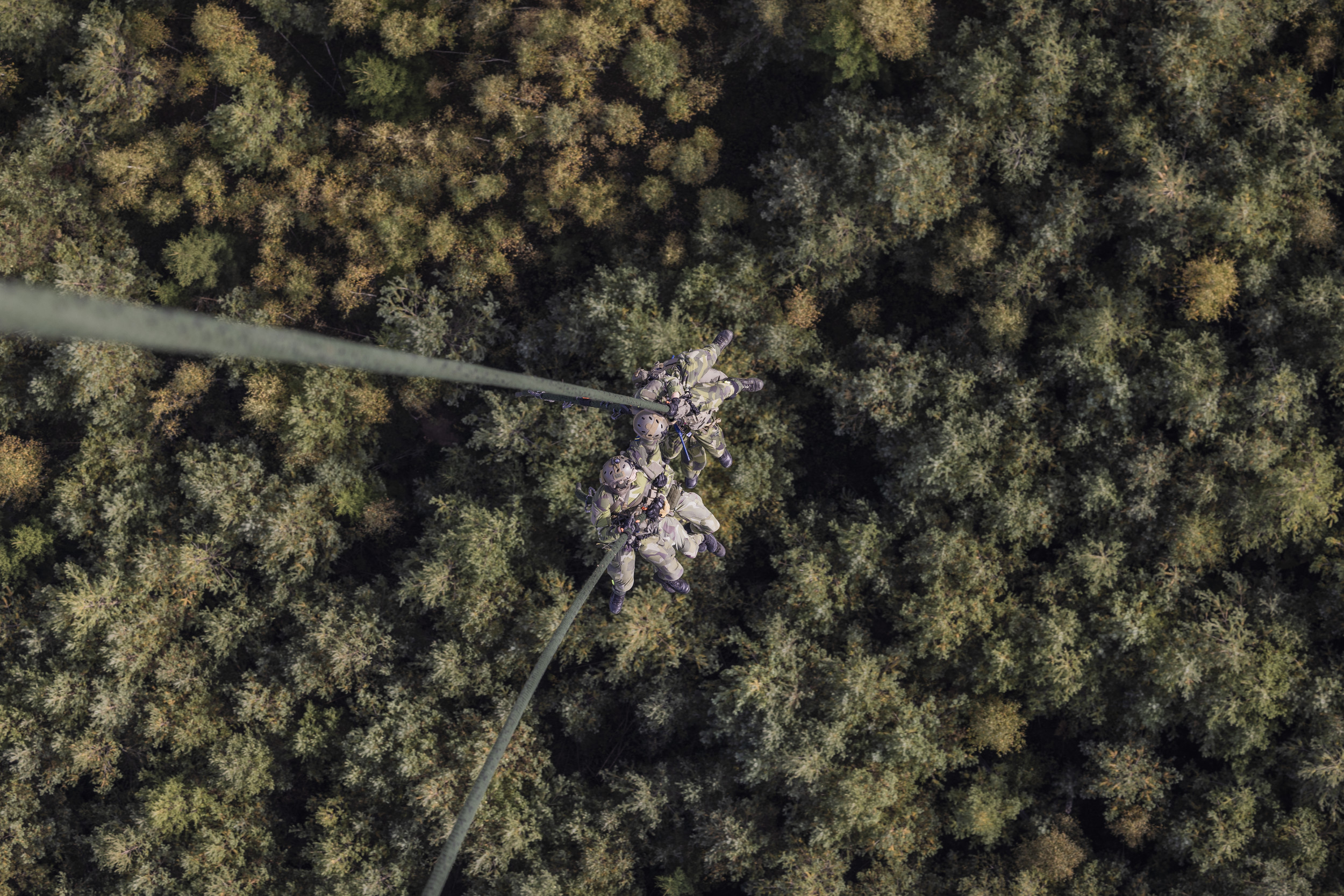 Försvarsmaktens överlevnadskola (FÖS) utbildar flygbasjägare från Blekinge flygflottilj, F 17 i FRIES (fast-rope insertion and extraction system) med Helikopter 16 i Karlsborg.