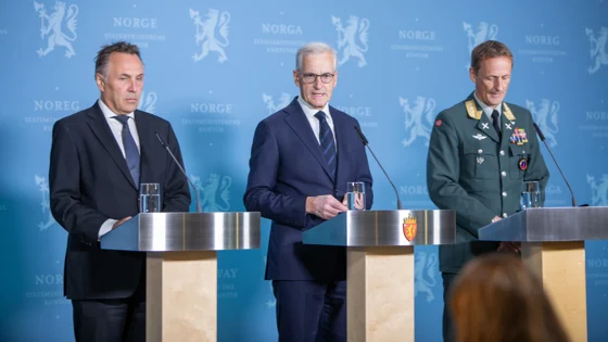 Norges försvarsminister, Tore O. Sandvik, statsminister Jonas Gahr Støre och överbefälhavare Eirik Kristoffersen Foto: Synne Kvam / Forsvarsdepartementet