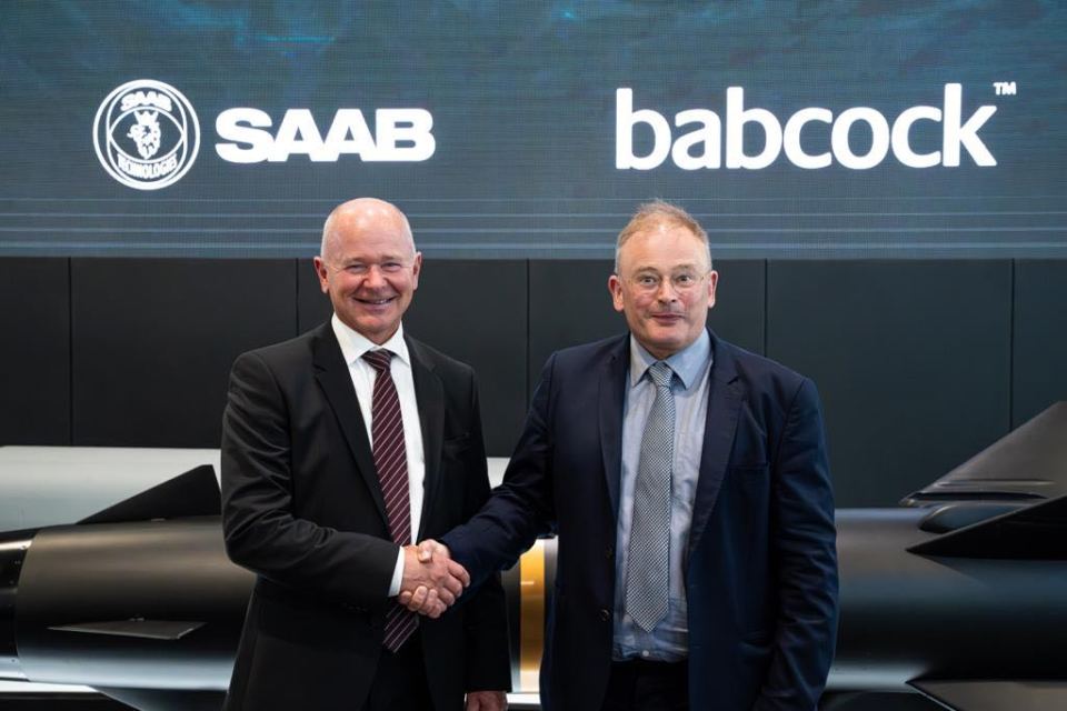 Micael Johansson, VD och koncernchef för Saab och David Lockwood, VD för Babcock. Foto: Saab AB