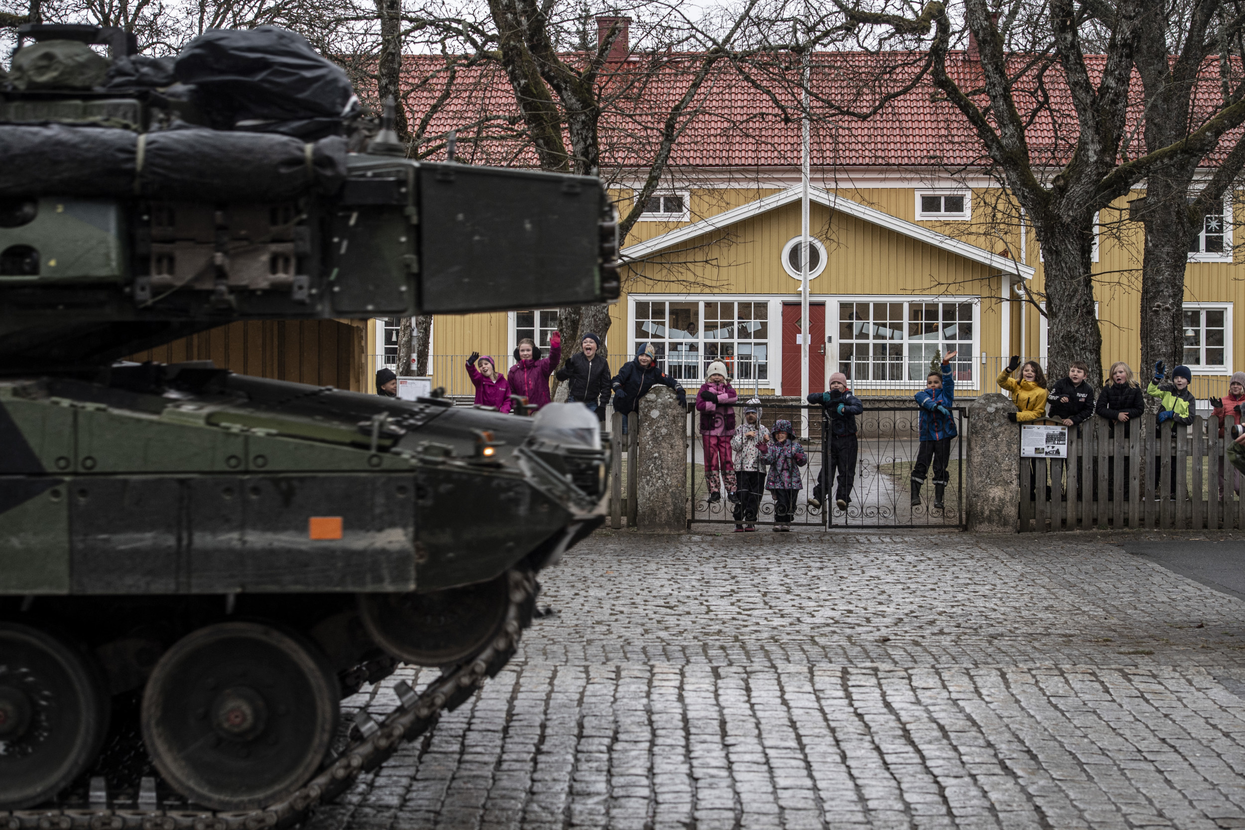 Stridsvagn 122 åker förbi ett dagis under övningen Sydfront 21 Foto: Joel Thungren / Försvarsmakten