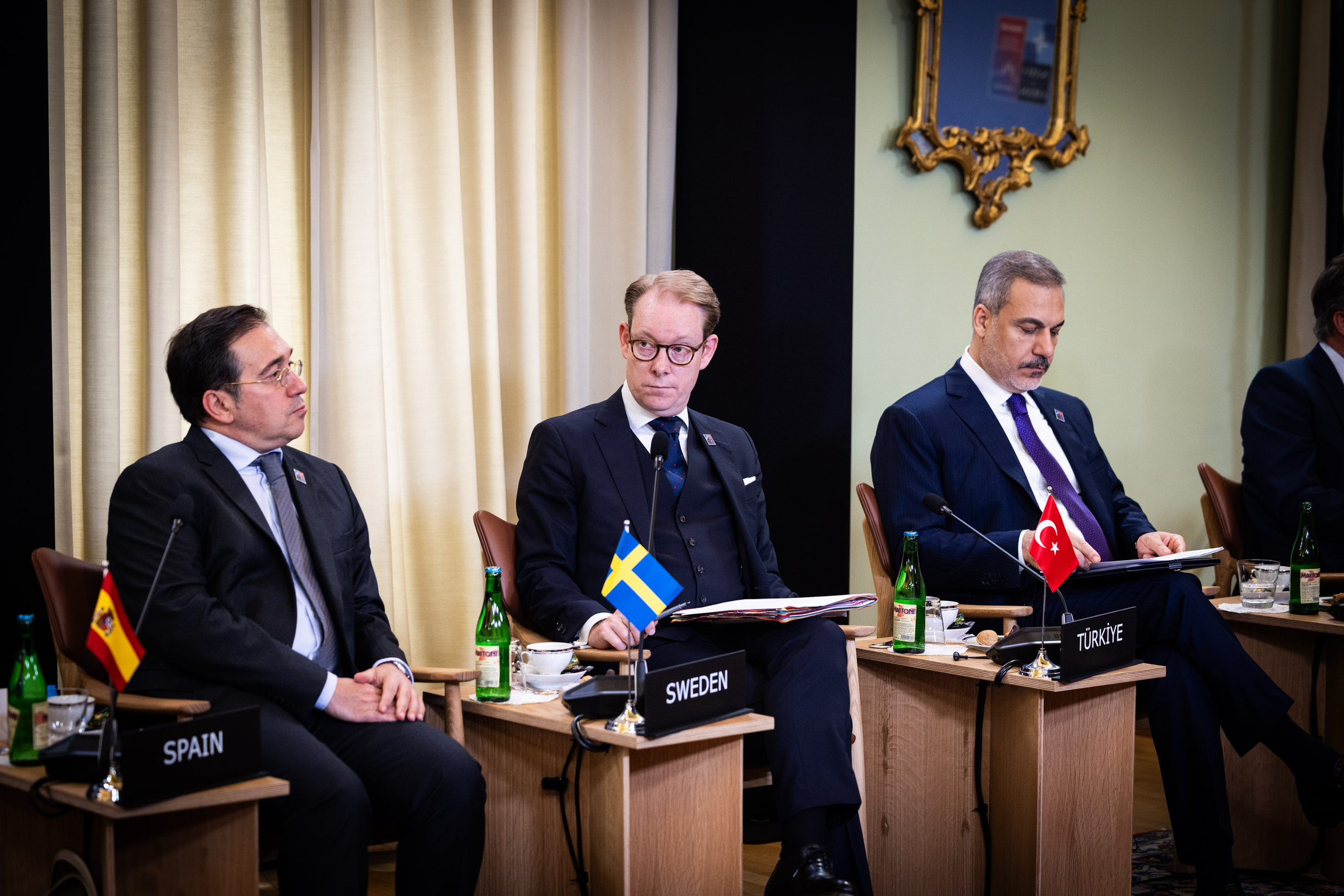 Spaniens utrikesminister José Manuel Albares Bueno, utrikesminister Tobias Billström (M) och Turkiets utrikesminister Hakan Fidan den 31 maj i Prag Foto: Nato