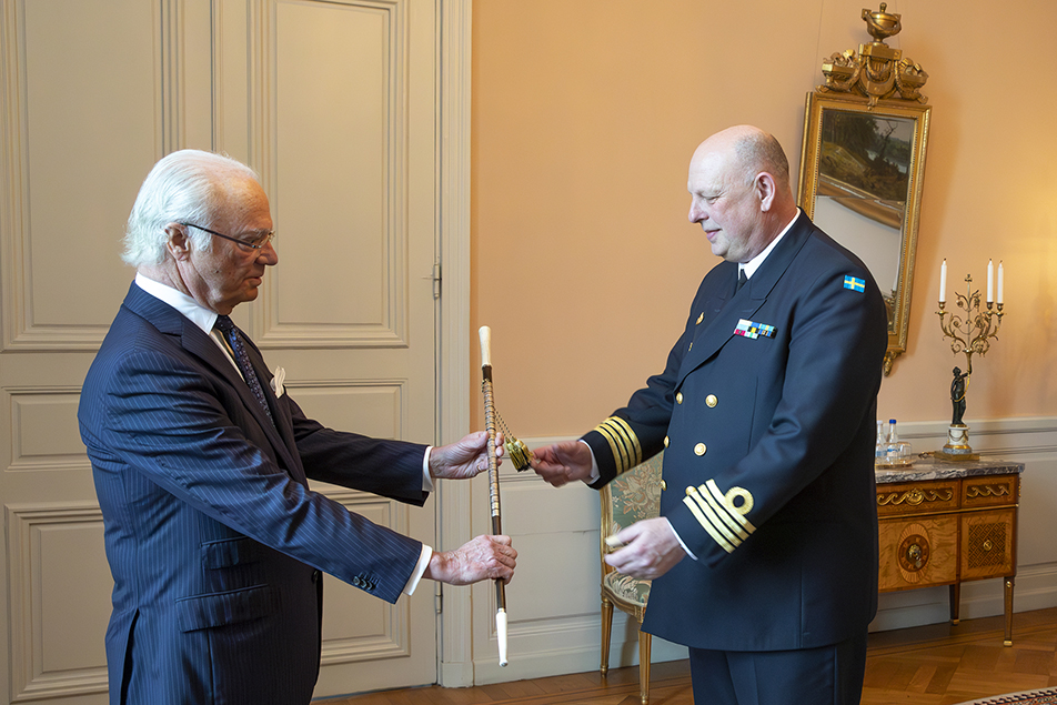 Kommendör Magnus Lüning tar emot kommendantskapets vaktkäpp ur HM Konungens hand. Foto: Henrik Garlöv/Kungl. Hovstaterna
