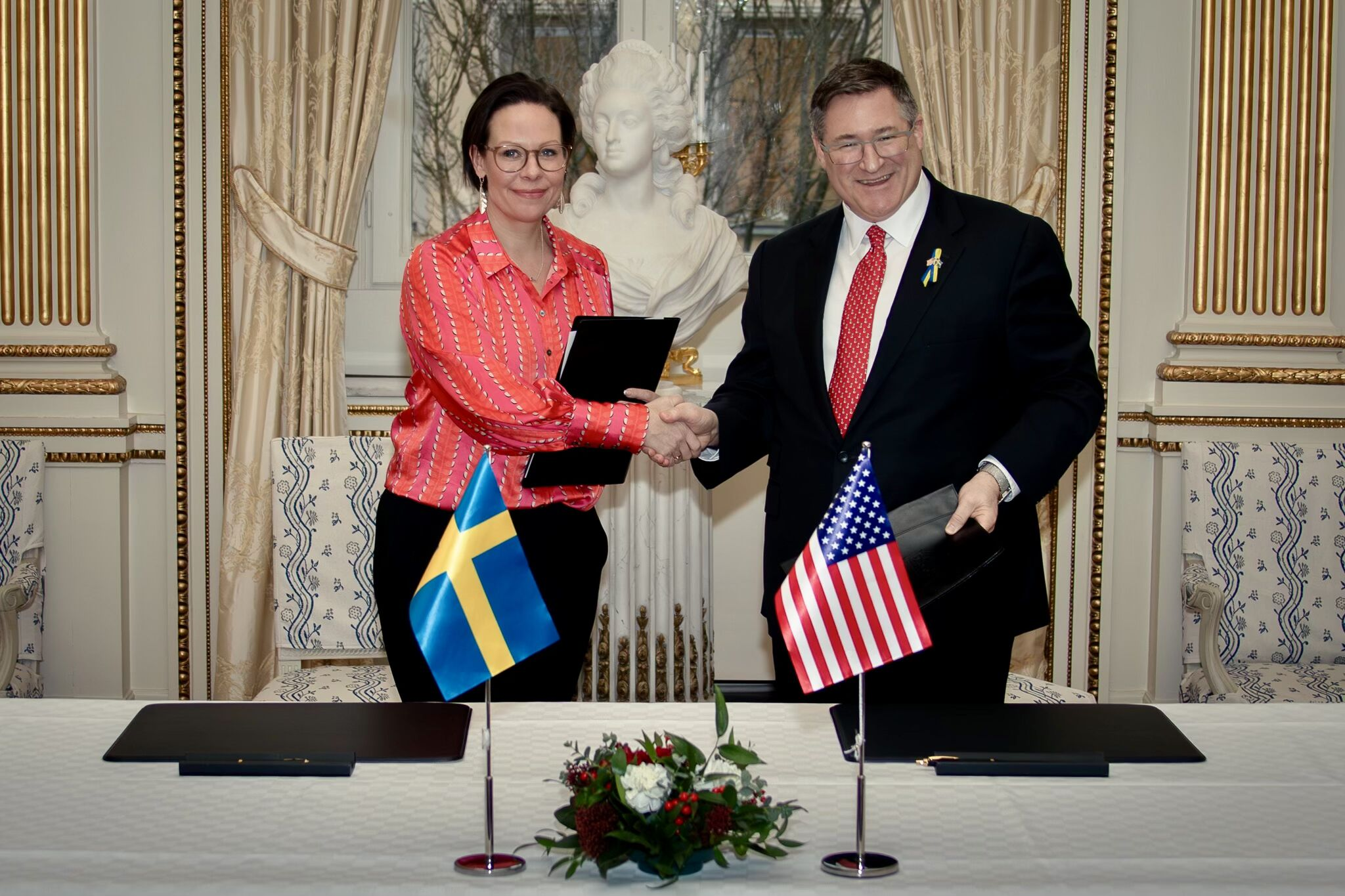 Utrikesminister Maria Malmer Stenergard (M) och ambassadör Erik Ramanathan Foto: U.S. Embassy Sweden / U.S. State DepartmentUtrikesminister Maria Malmer Stenergard (M) och ambassadör Erik Ramanathan Foto: U.S. Embassy Sweden / U.S. State Department