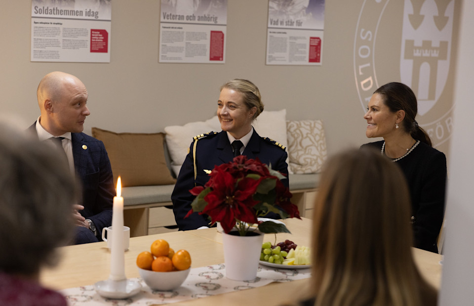 H.K.H. Kronprinsessan Victoria i samtal med kanslichef Jesper Holm och adjutant överstelöjtnant Annika Ivner om Soldathemsförbundets verksamhet Foto: Soldathemsförbundet/Mattias Andersson