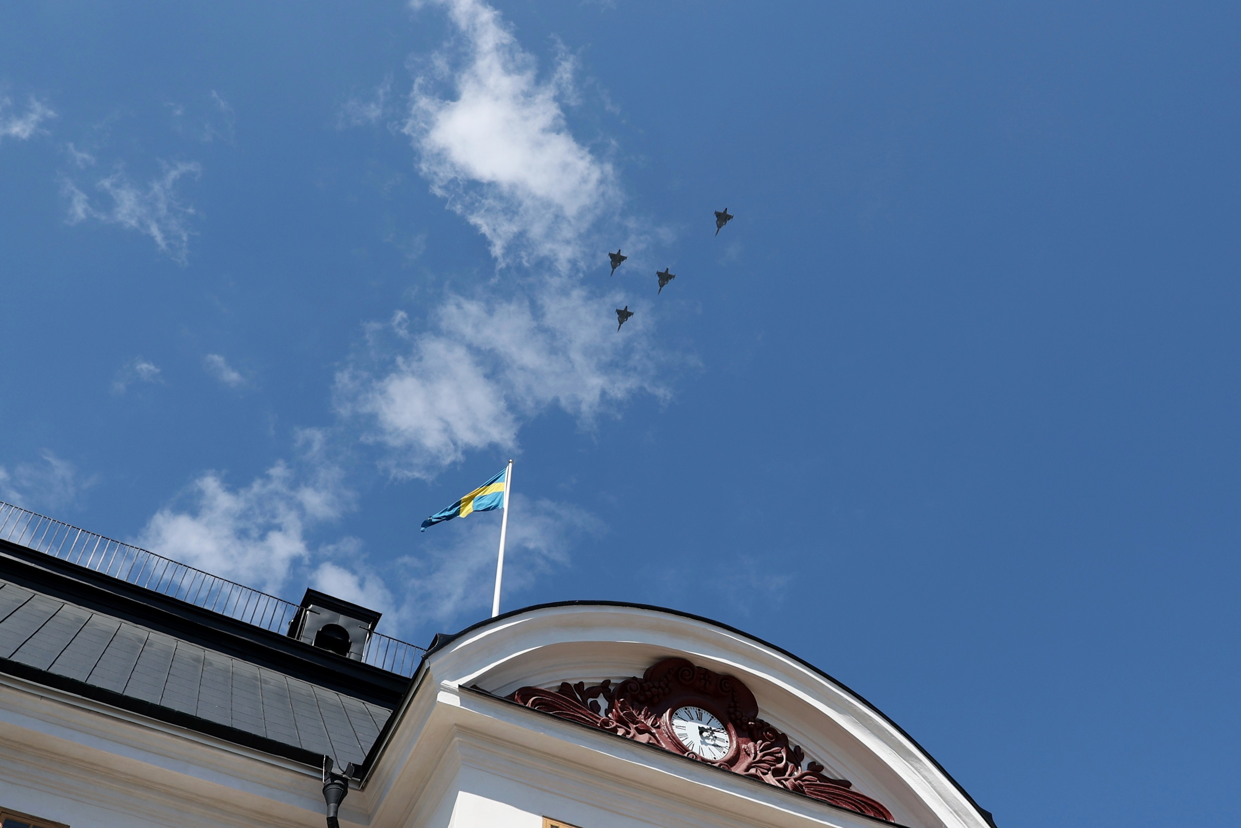 Fyra Jas 39 Gripen flyger över Karlbergs slott när nyexaminerade fänrikar från officersprogrammet och särskilda officersutbildningen genomför sin avslutningsceremoni Foto: Niklas Englund/Försvarsmakten