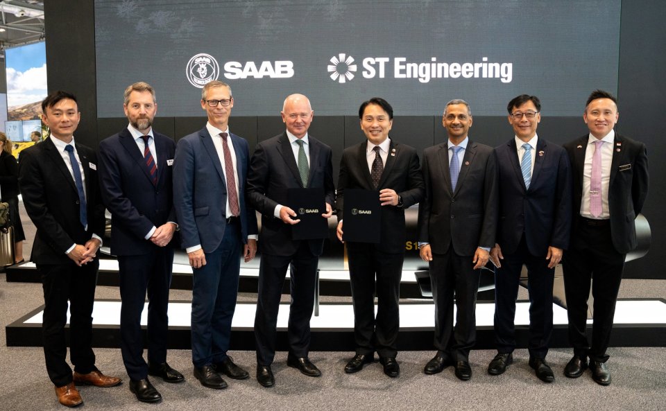 Micael Johansson, VD och koncernchef för Saab och Vincent Chong, VD och koncernchef för ST Engineering tillsammans med respektive representanter. Foto: Saab AB