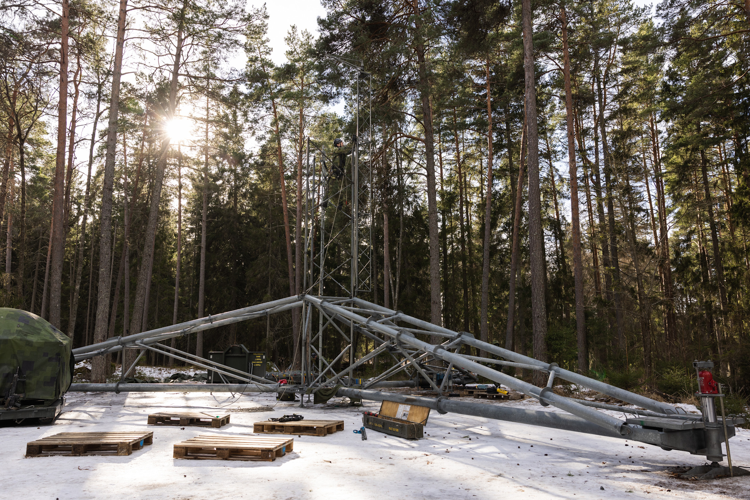 Värnpliktig radiolänksoldat klättrar i fackverksmast under brytning Foto: Erik Westberg / Försvarsmakten