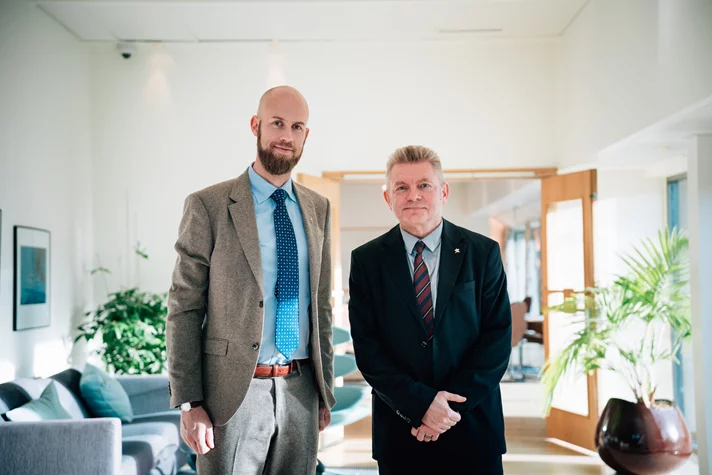 Minister för civilt försvar Carl-Oskar Bohlin tillsammans med vikarierande generaldirektör Magnus Hjort. Foto: Regeringskansliet/Tom Samuelsson