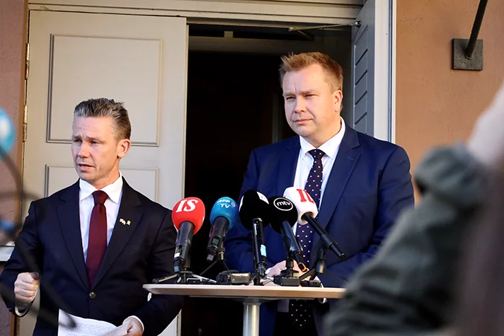 Försvarsminister Pål Jonson och Finlands försvarsminister Antti Kaikkonen mötte media. Foto: Finska försvarsministeriet