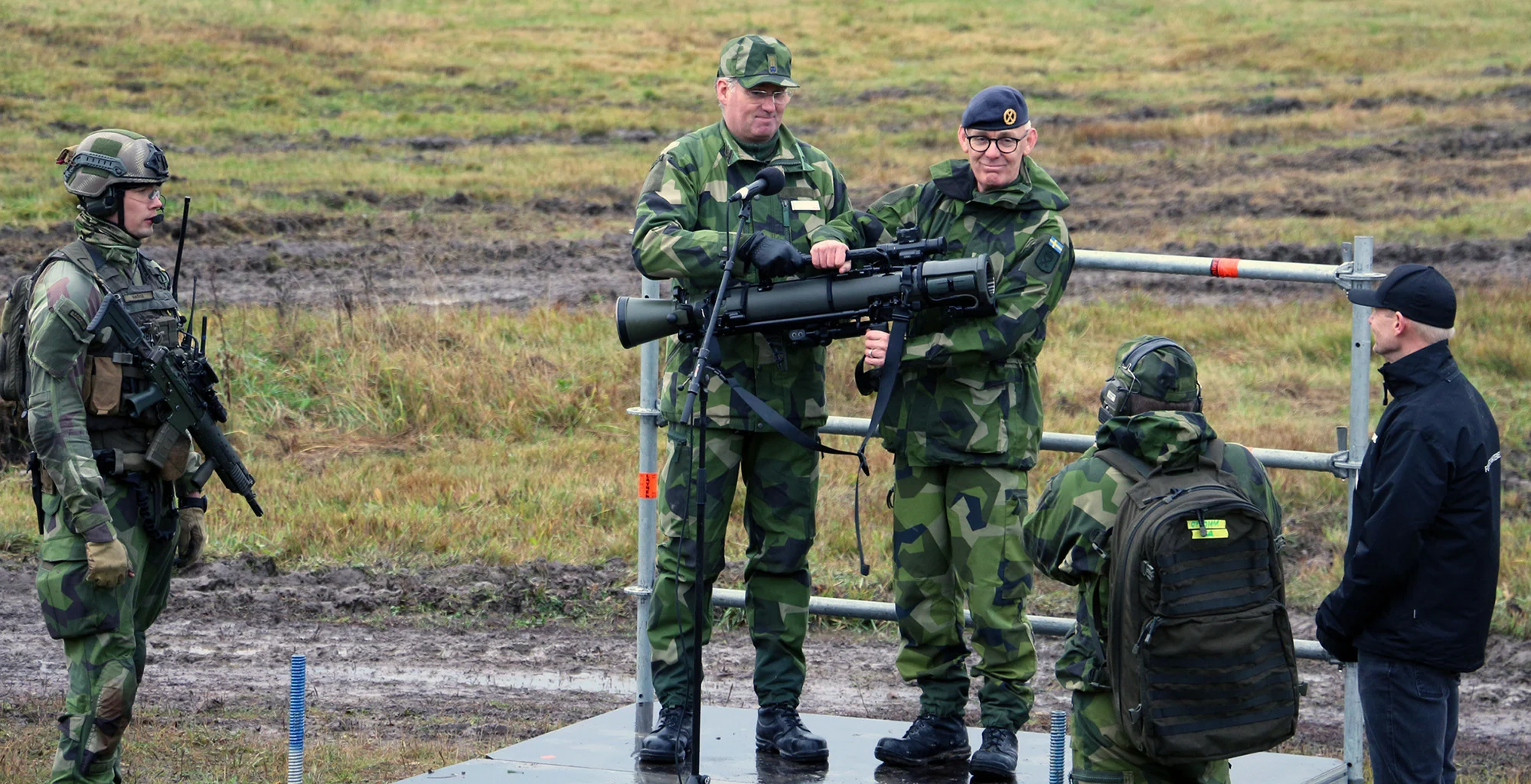 Jonas Lotsne, chef för FMV:s verksamhetsområde Armé överlämnar symboliskt det första vapnet till Anders Svensson, ställföreträdande arméchef. Foto: FMV